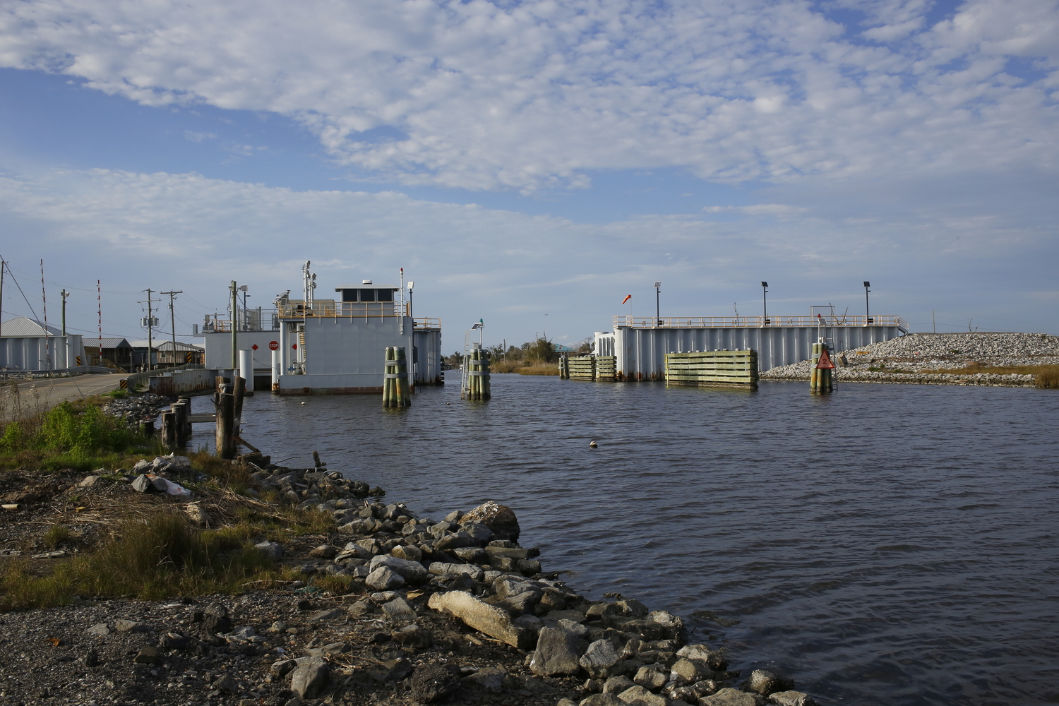 Un exemple de « floodgate », une porte anti-inondation, du côté de bayou Pointe-aux-chênes © Globe Reporters