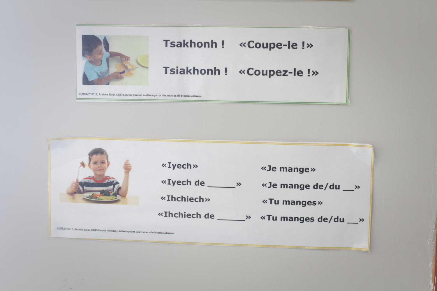 Des petits affichages qui présentent des traductions en langue wendat.