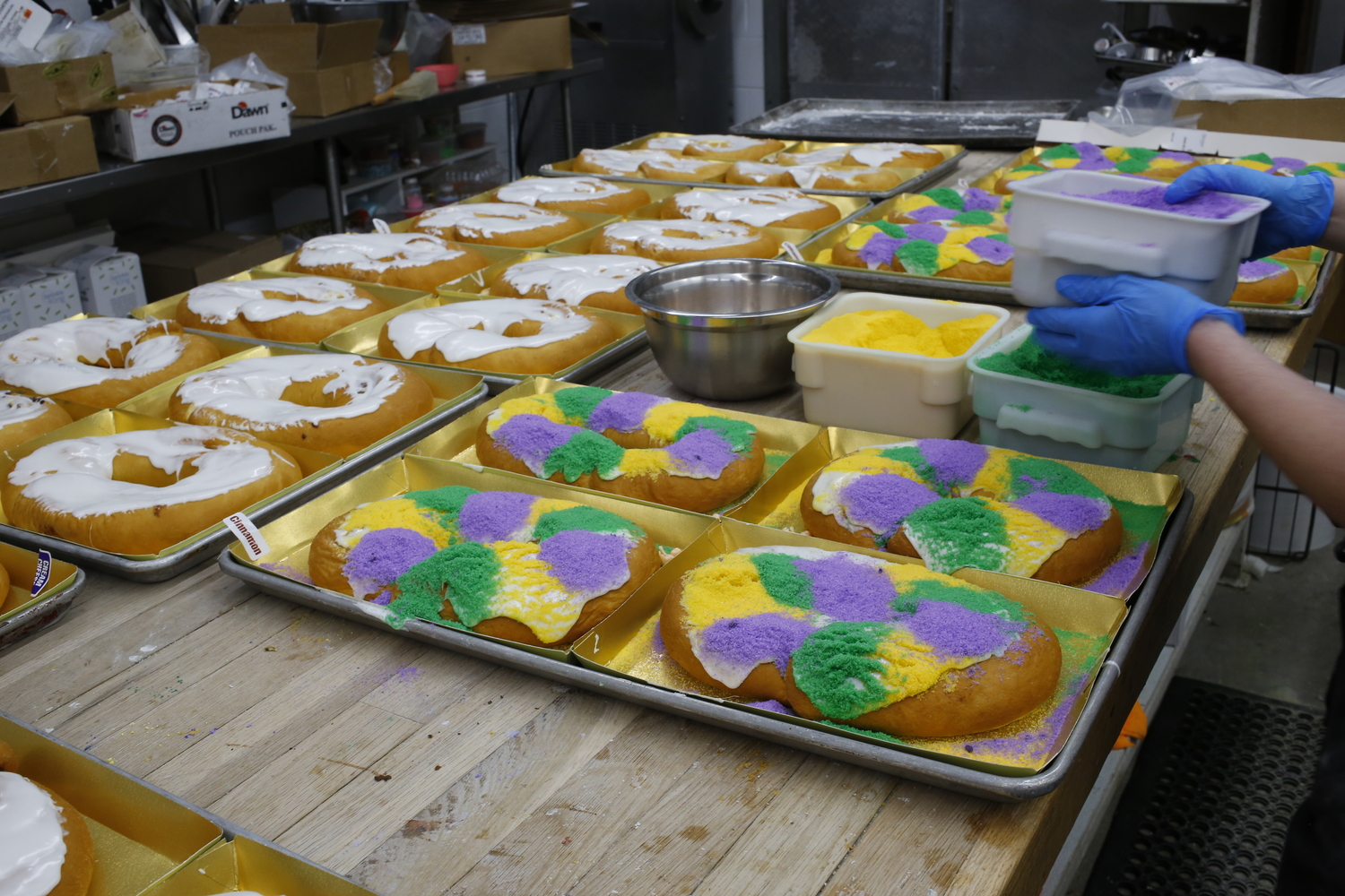 Glaçage des King cakes aux couleurs de Mardi gras © Globe Reporters