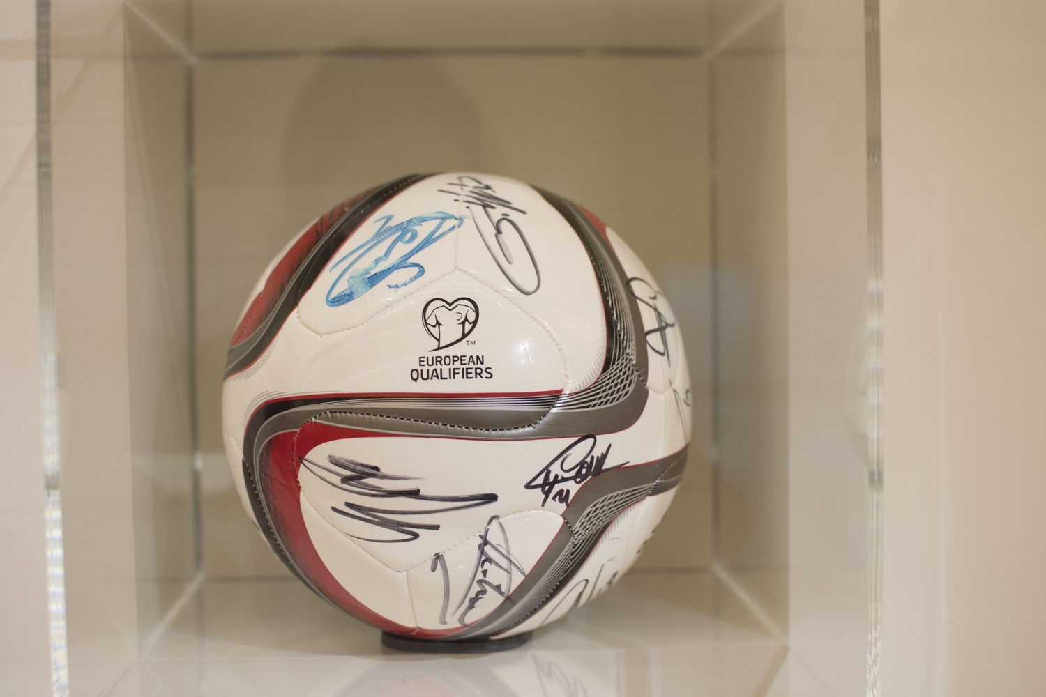 Un ballon de foot signé par les Diables rouges, l’équipe nationale belge de football