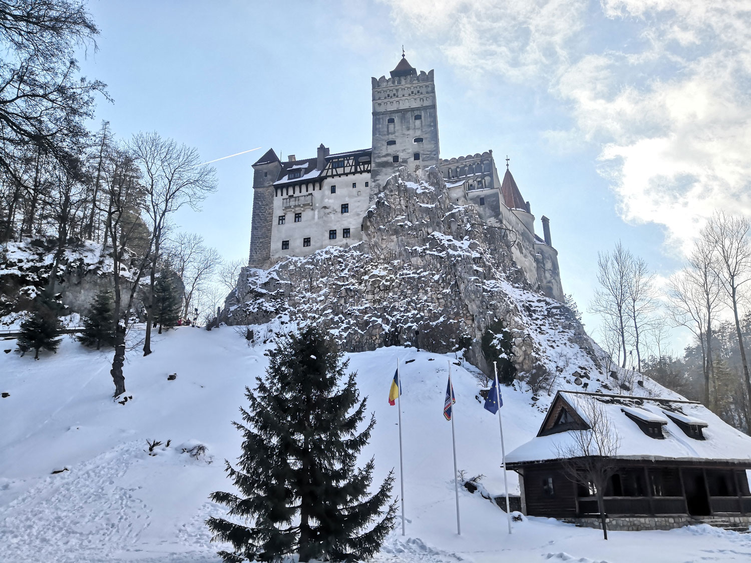 Le château vu du parc qui est situé à ses pieds © Globe Reporters