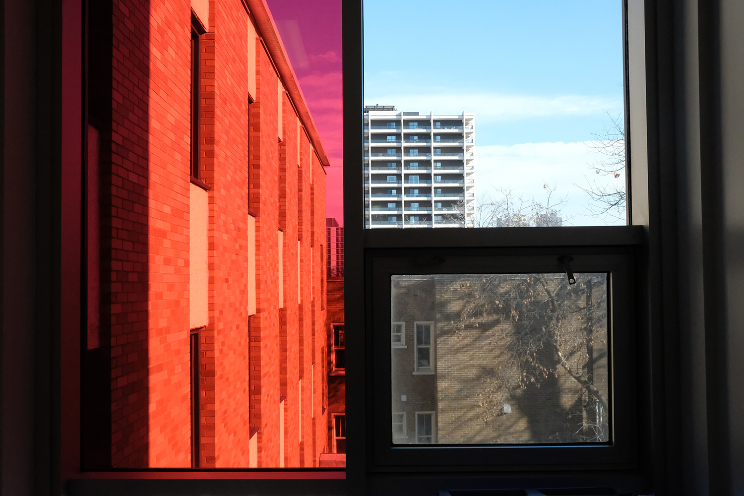 Elles précisent que les vitres des fenêtres ont été ornées de couleurs pour « rendre plus belle l’école » © Globe Reporters