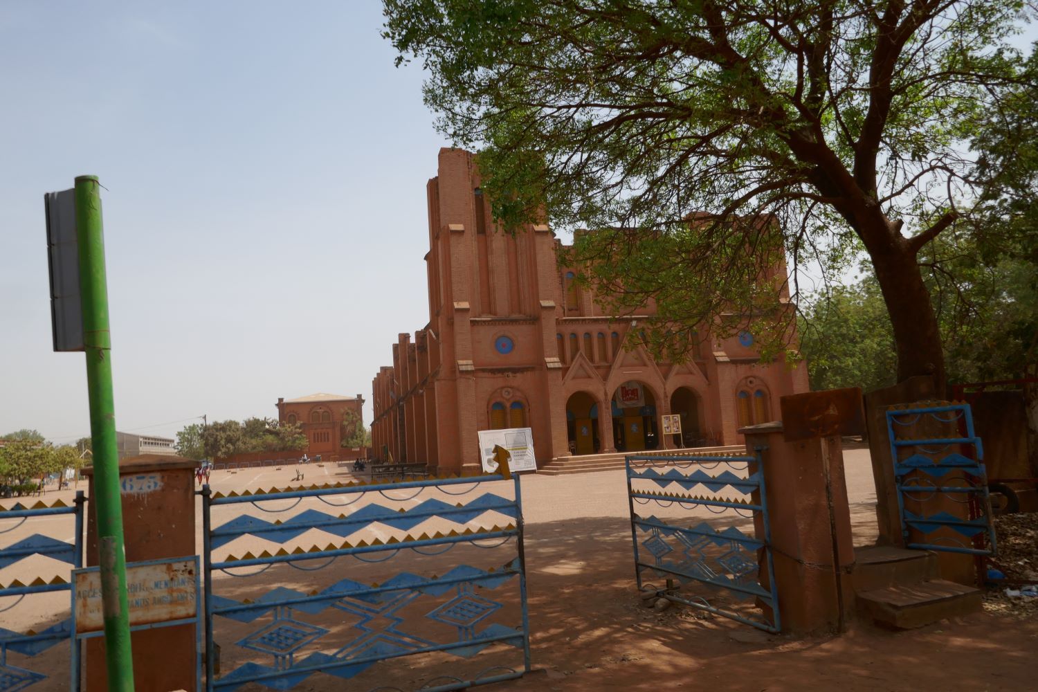 Vue depuis la moto de la cathédrale de Ouagadougou, en chemin pour Tampouy © Globe Reporters