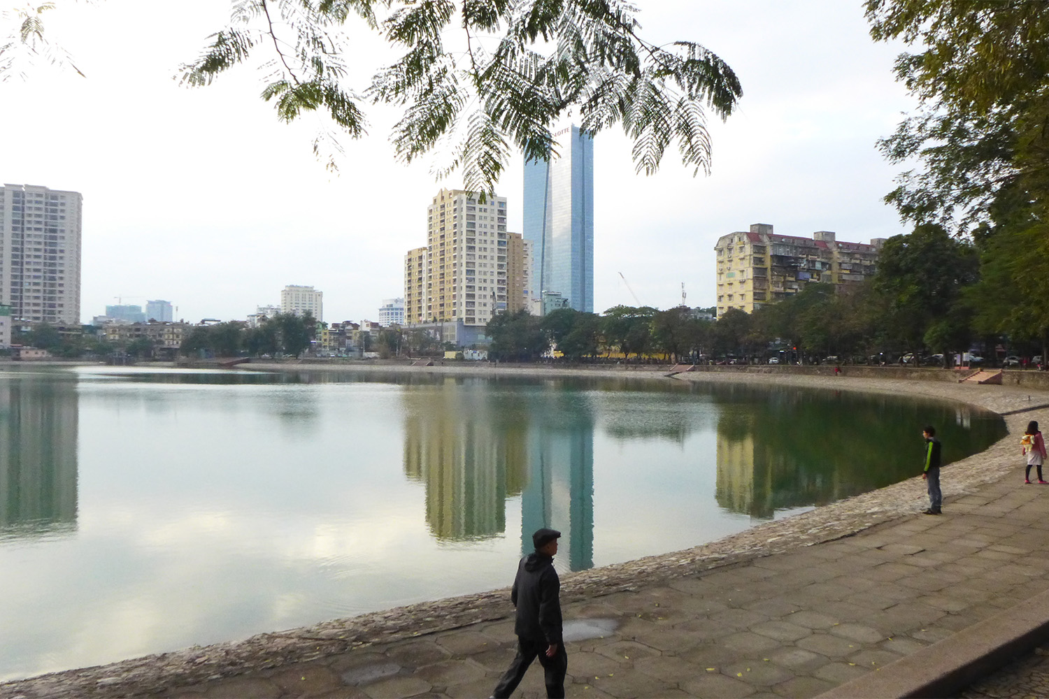 Le collège est situé face à un magnifique lac, comme il y en a beaucoup à Hanoi.