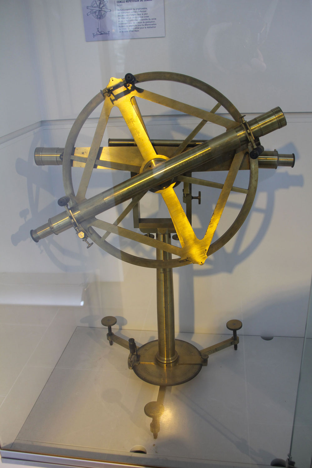Le cercle répétiteur de Lenoir permet de calculer les angles. Il a servi pour déterminer la longueur du mètre (un mètre = dix millionième de la distance qui va du Pôle nord à l’équateur en passant par Paris). © Globe Reporters