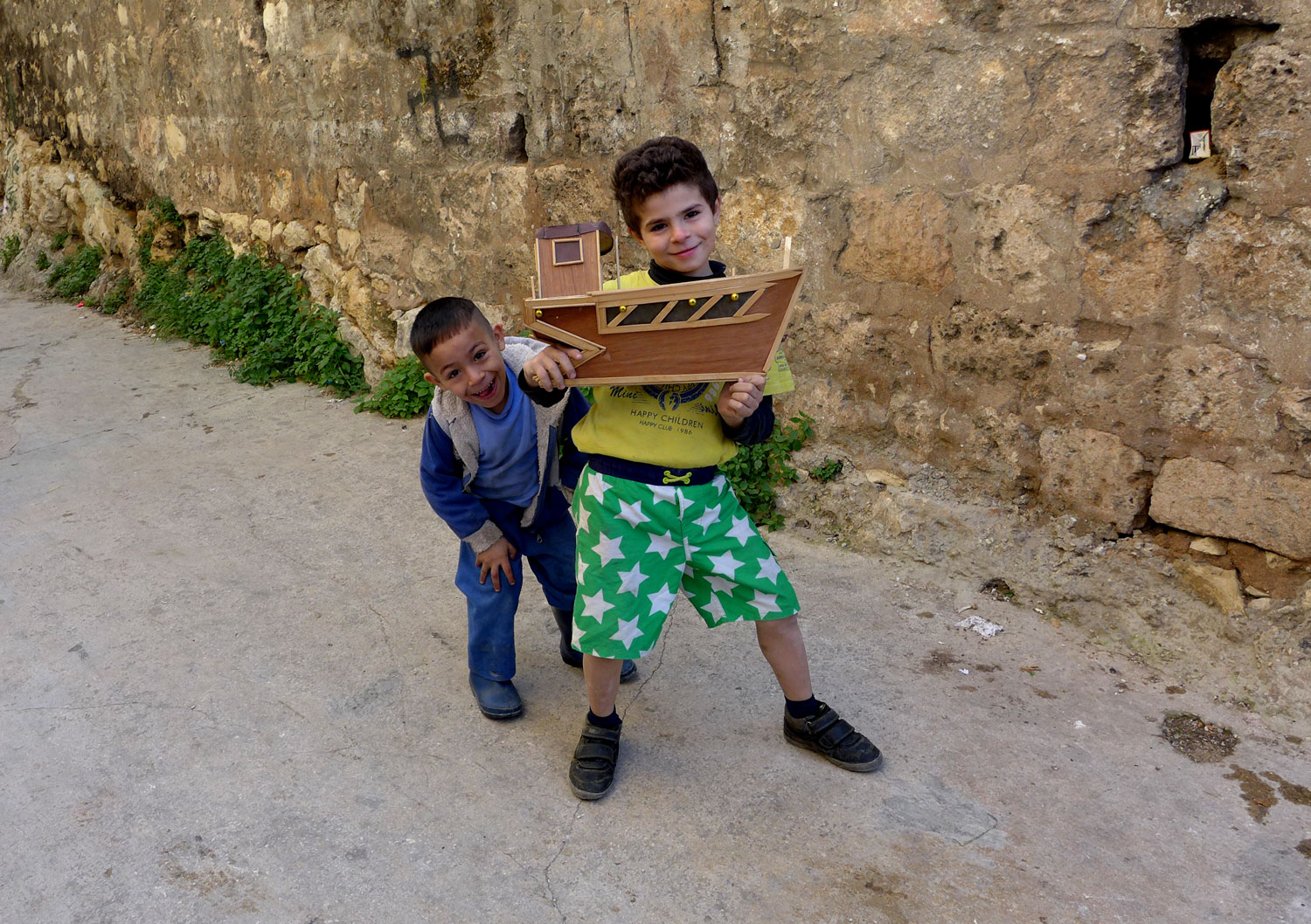 Deux enfants des souks de Tripoli.