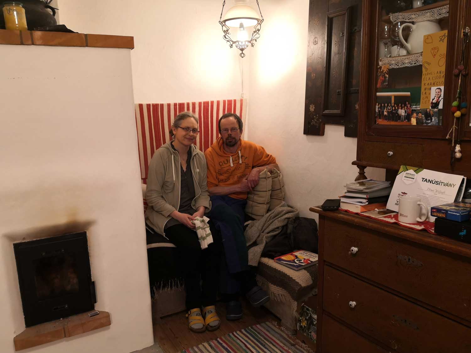 Denis et sa femme Angela dans leur salon près du pôle à bois. Originaire de la région, Angela est manager du centre culturel départemental © Globe Reporters