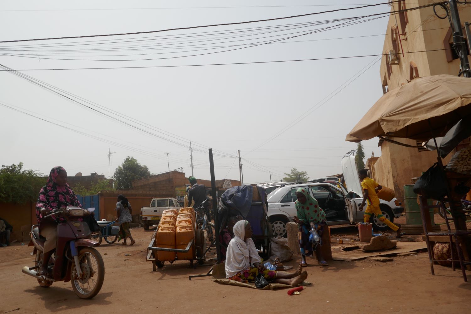 Vue des rues de Ouagadougou depuis la moto © Globe Reporters