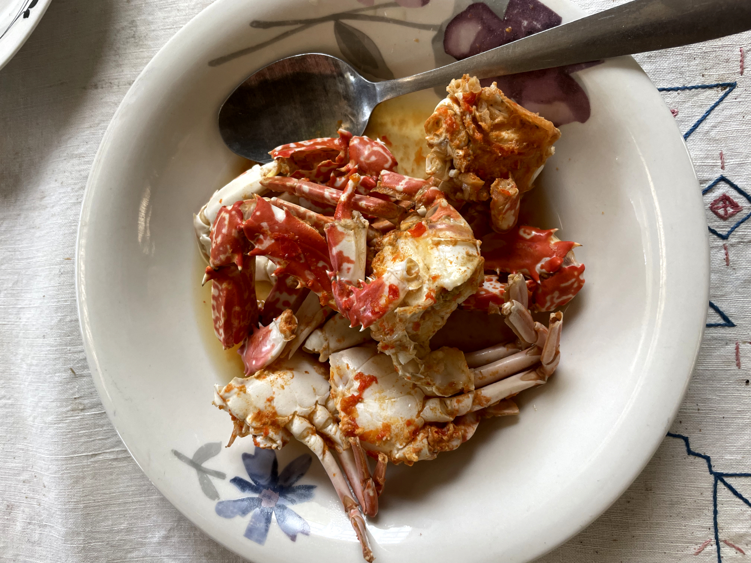 Le crabe pimenté à la table de Blaise le pêcheur
