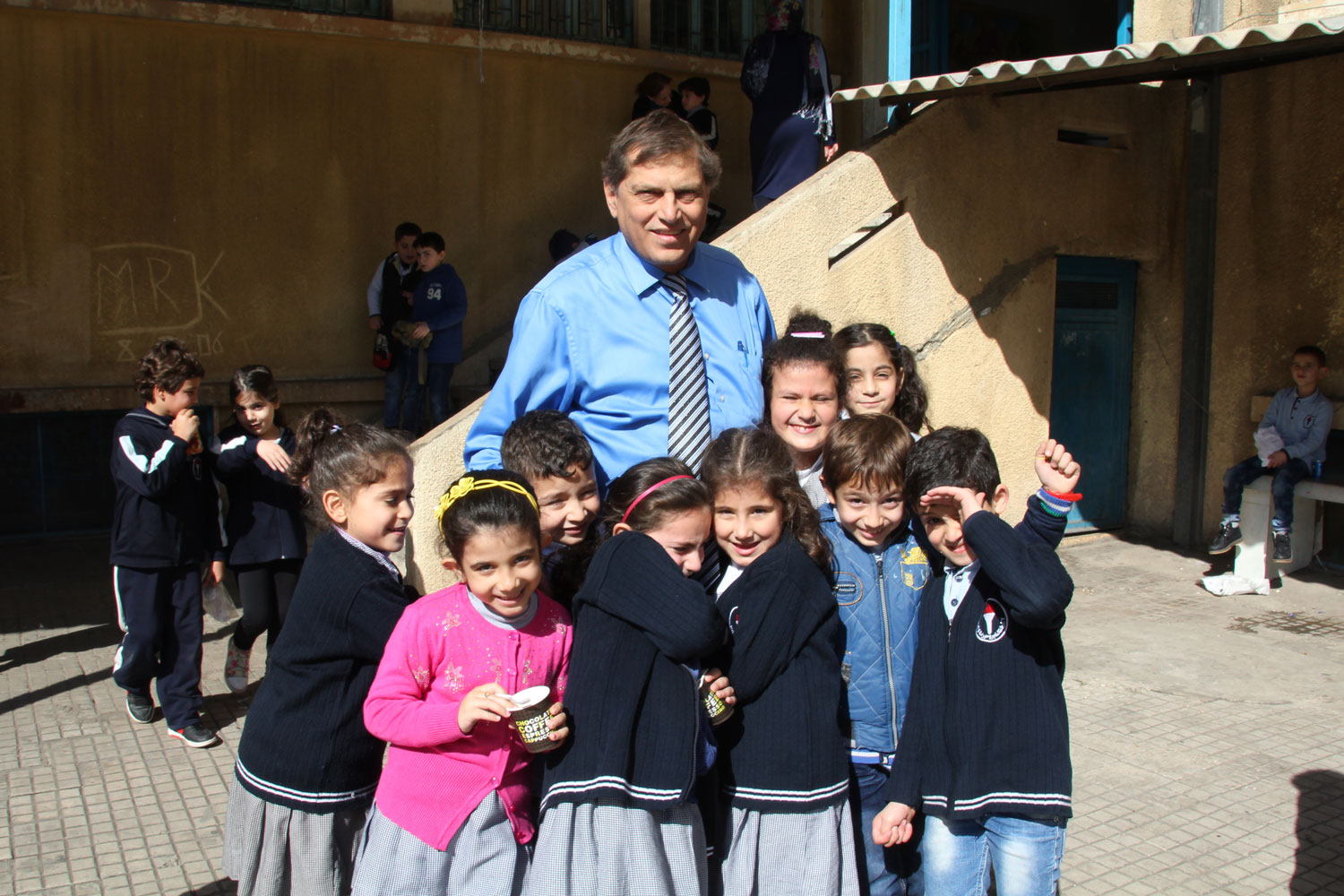 Monsieur Taha, le directeur, avec des élèves.