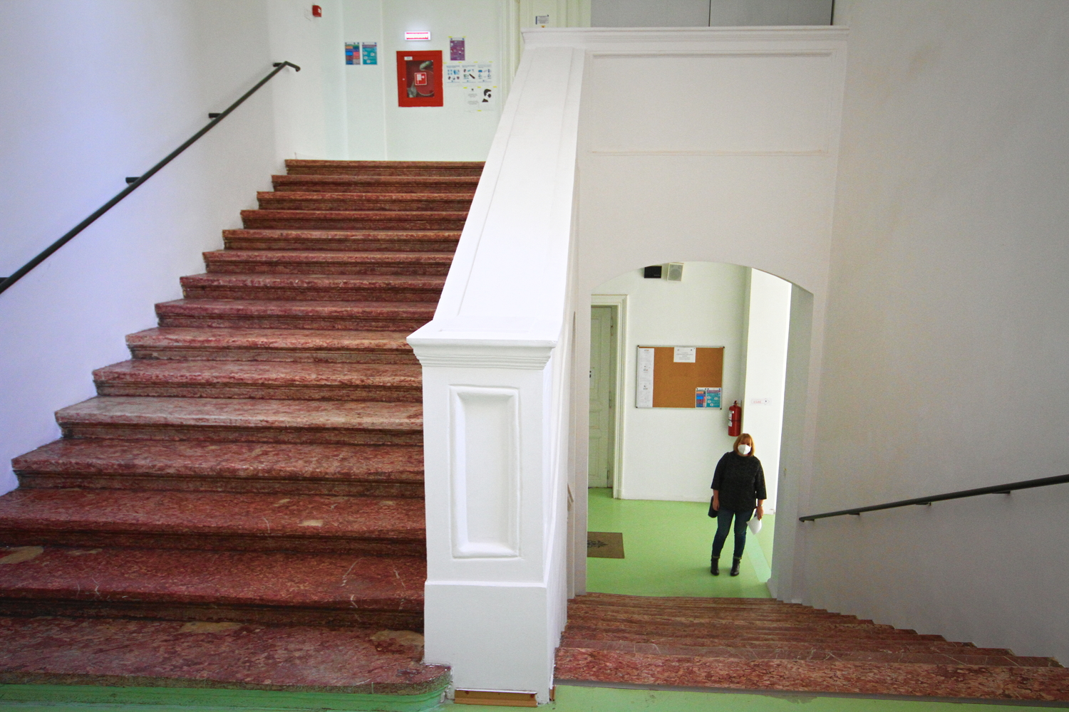 Les escaliers en marbre du lycée. En bas, la professeure d’Histoire Alina MACAVEI, qui fait partie du projet EMICE+ © Globe Reporters