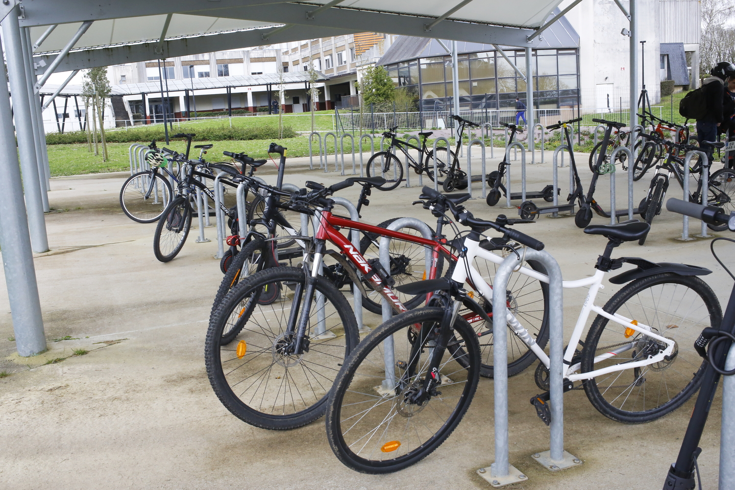 Parking de vélos et de trottinettes. Beaucoup d’élèves qui habitent dans Châteaubriant utilisent un vélo ou une trottinette © Globe Reporters