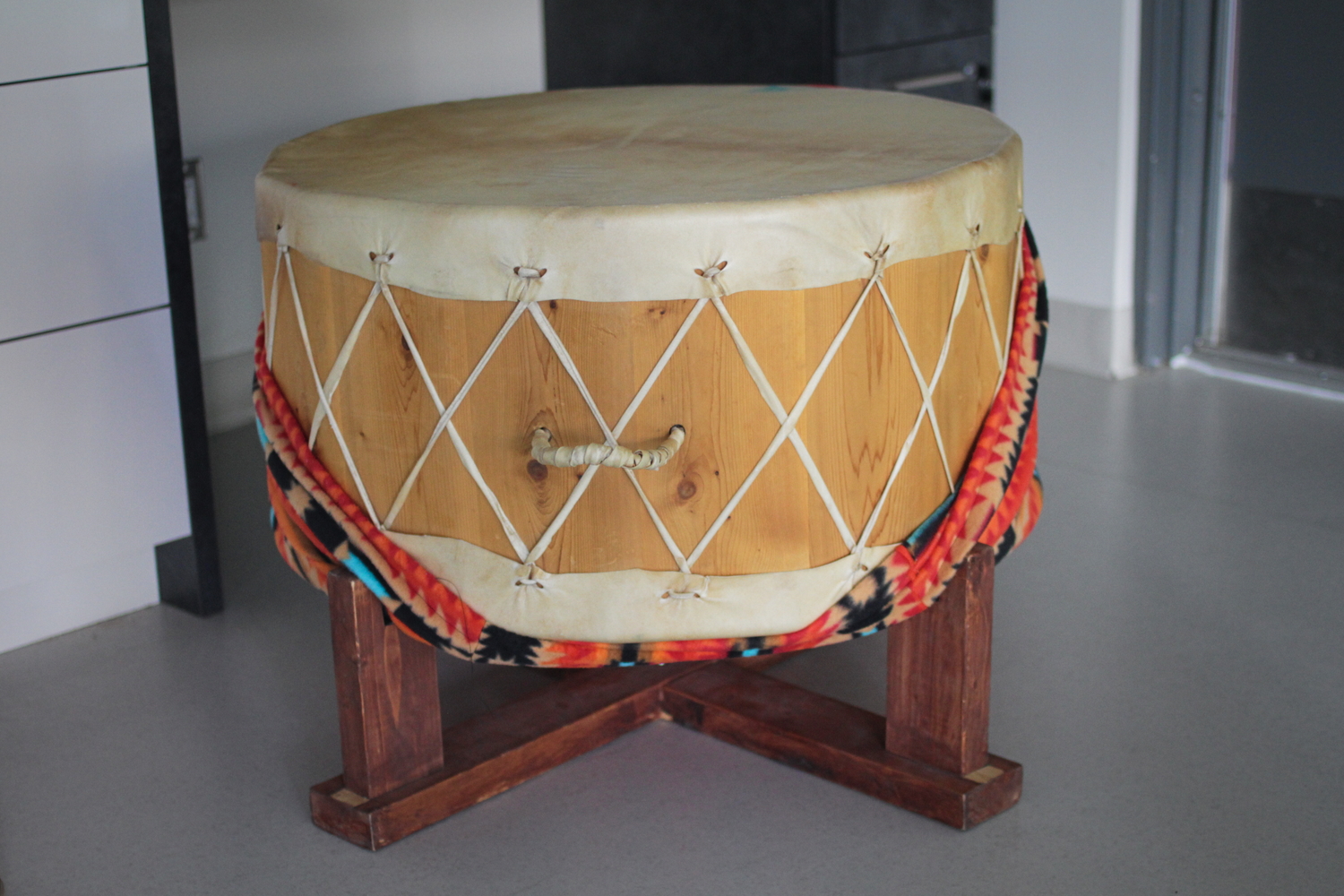 Les élèves ont des cours de musique. Ils utilisent des instruments traditionnels, comme le grand tambour.