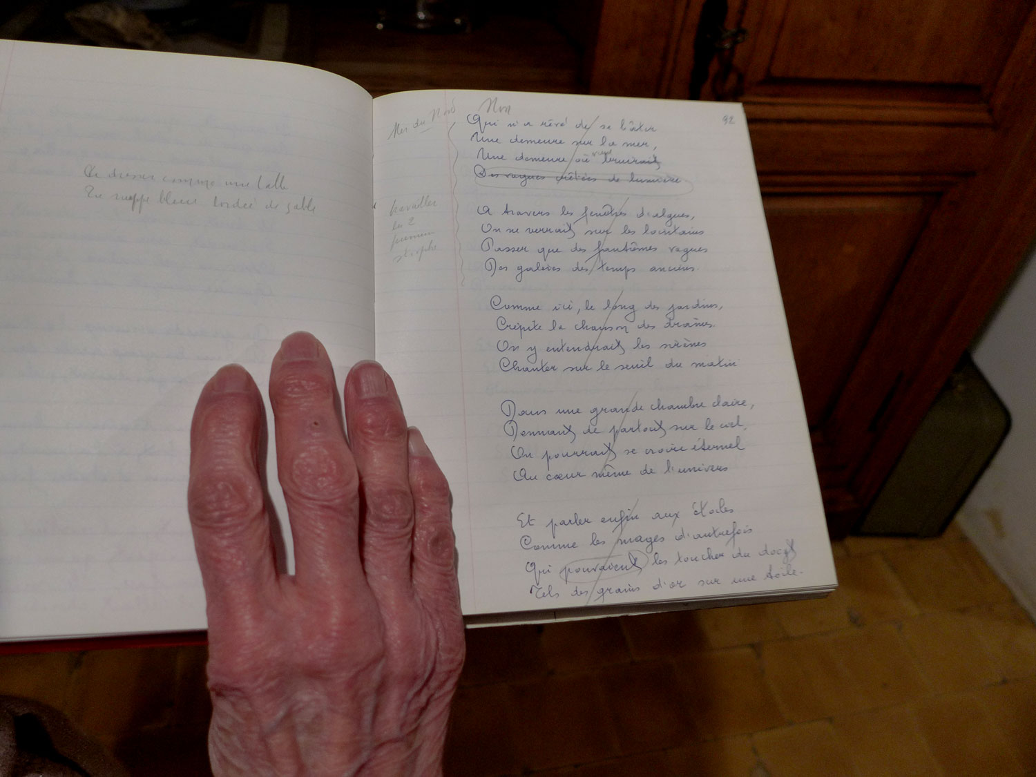 Jeannine montre les carnets où le poète travaillait ses poèmes