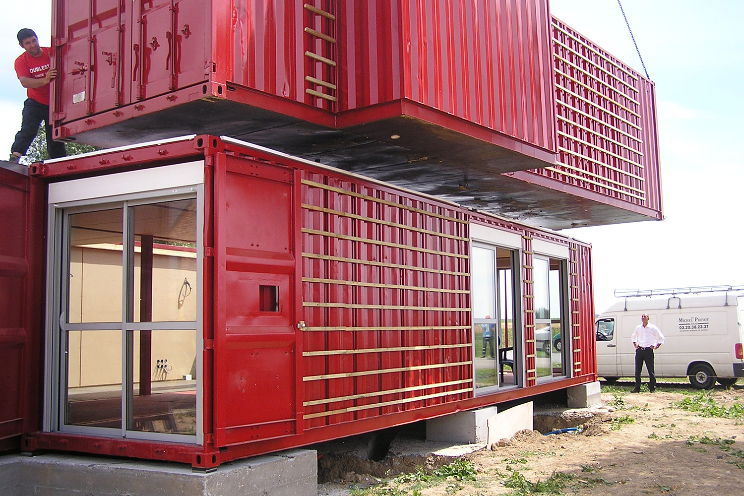 C’est en 2010 que l’architecte construit sa première maison entièrement en conteneur. Huit au total, de couleur rouge coquelicot ! ©Patrick PARTOUCHE
