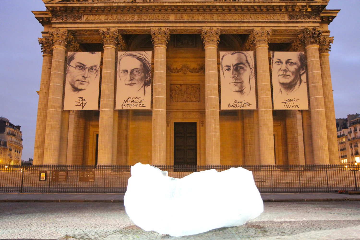 Place du Panthéon, les blocs de glace de « Ice Watch », sous le portrait des quatre dernières personnalités admises au Panthéon. Crédit Valérie Rohart
