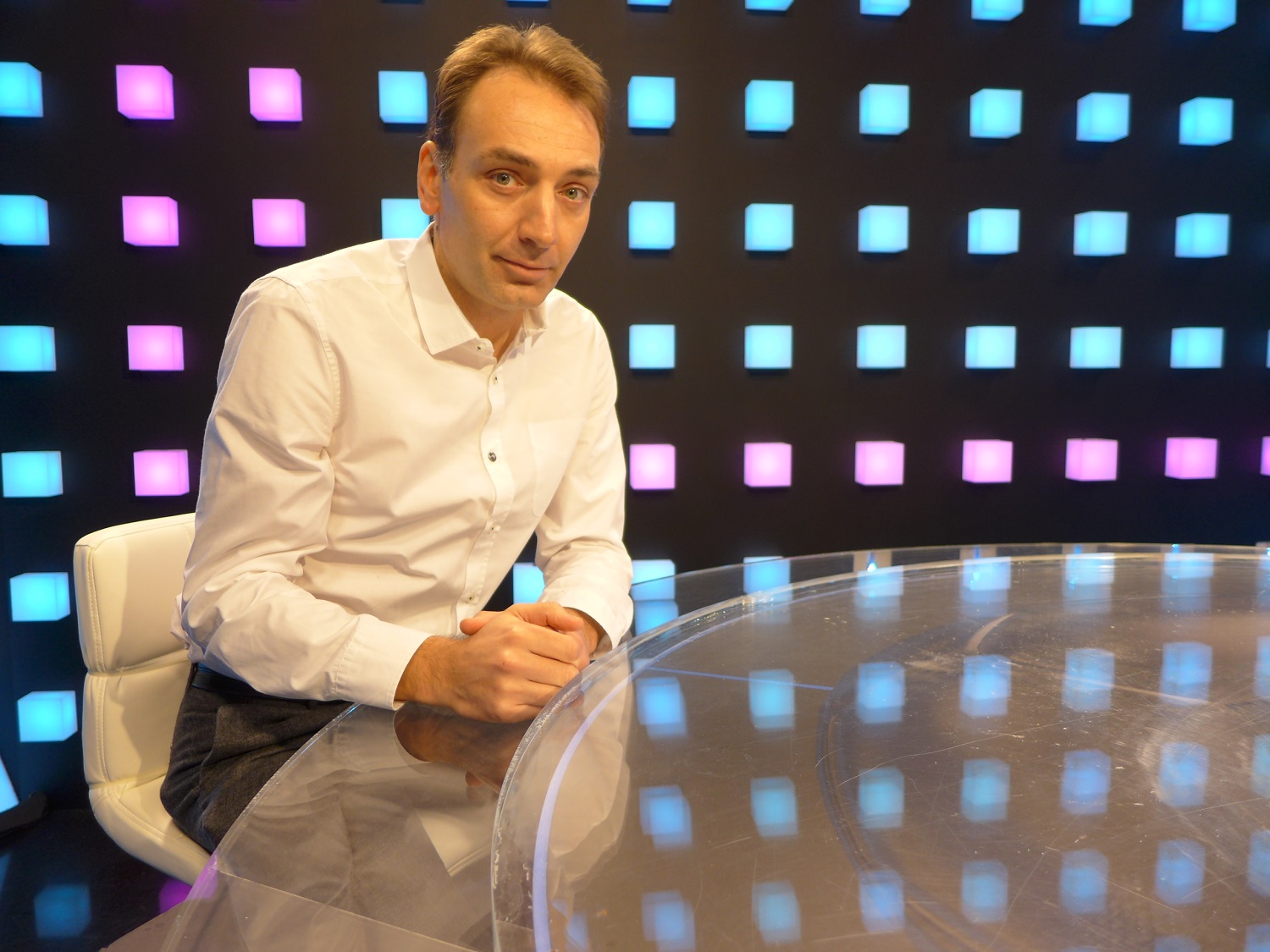 Radu Naum, sur le plateau de son émission, « Fotbal club ». Il travaille pour la chaîne Digi sport.