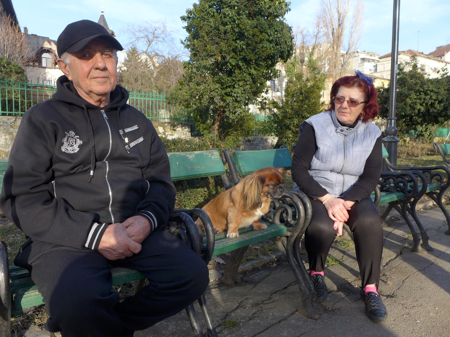 Pufy, un Pékinois de 10 ans, entouré de Florin et Elena, au parc Cismigiu. « Quand les enfants partent, les parents restent seuls, alors ils prennent un chat ou un chien », analyse Florin, pour qui « les chiens t’aiment sincèrement ».