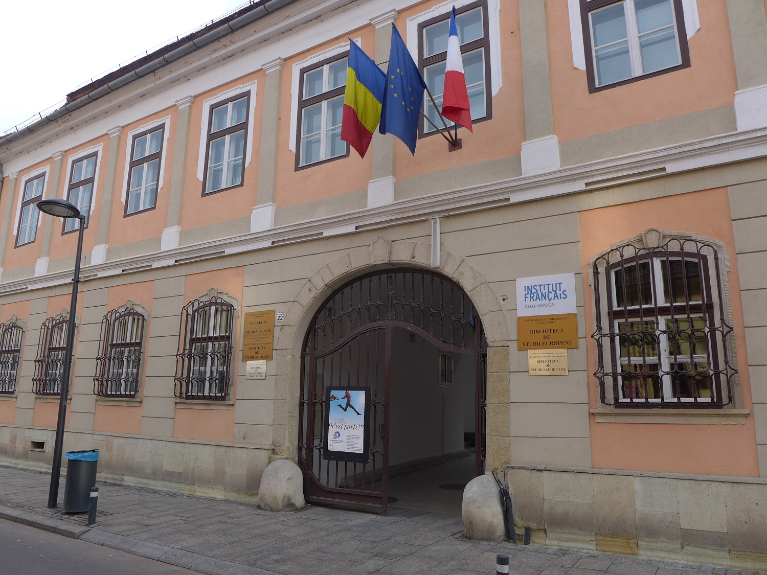 L’Institut français est situé dans le centre-ville de Cluj, dans un ancien palais classé monument historique.