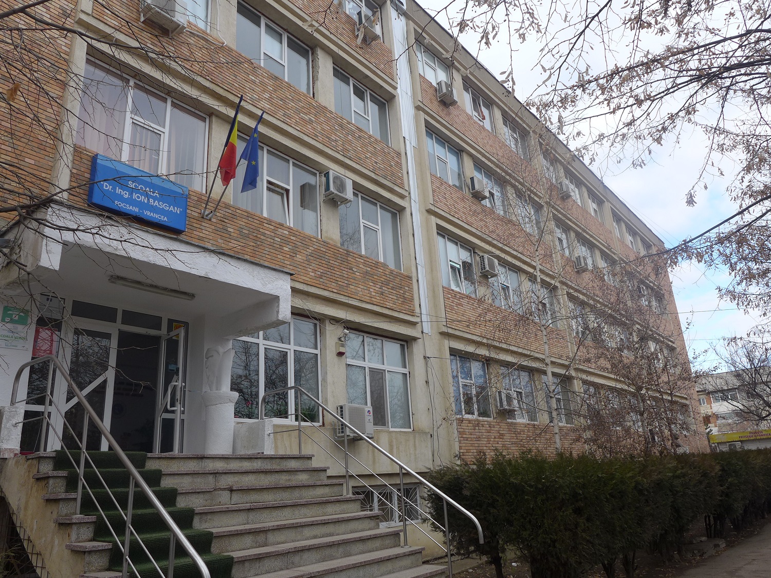 L’école Ion Basgan est à la fois une école primaire et un collège. Elle porte le nom d’un ingénieur et un inventeur roumain.