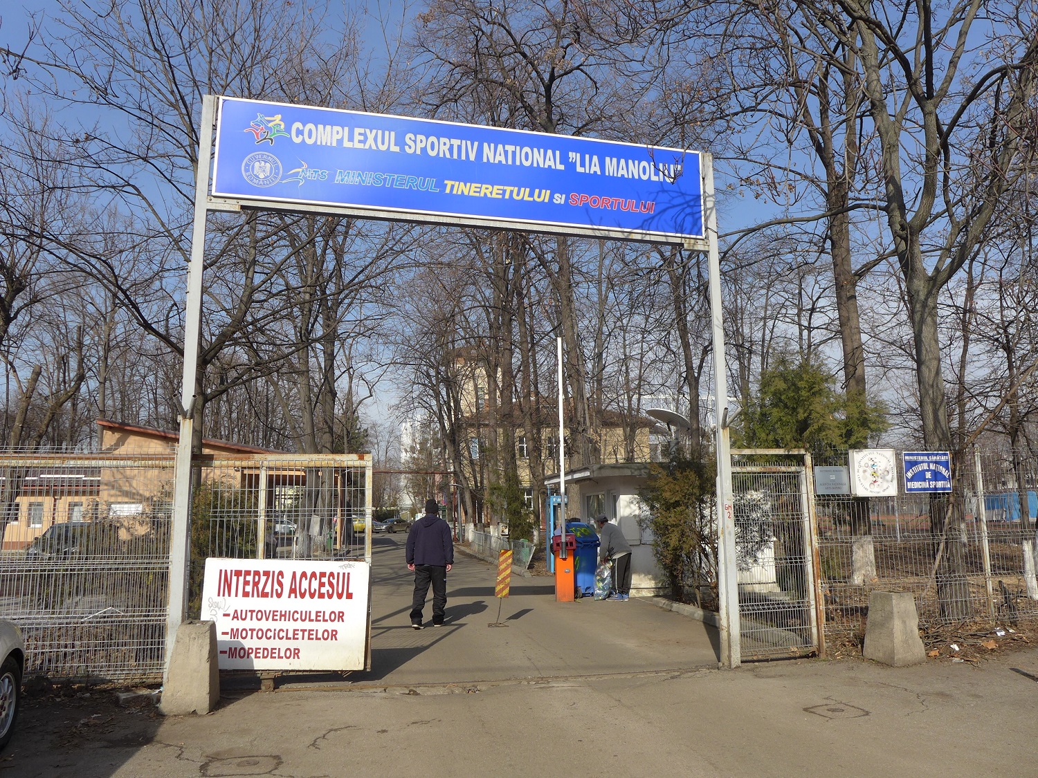 L’Institut se trouve dans le complexe sportif national Lia Manoliu, qui regroupe plusieurs infrastructures sportives, des administrations, des sièges de fédérations sportives... On y trouve aussi l’Arène nationale, le grand stade de Bucarest.
