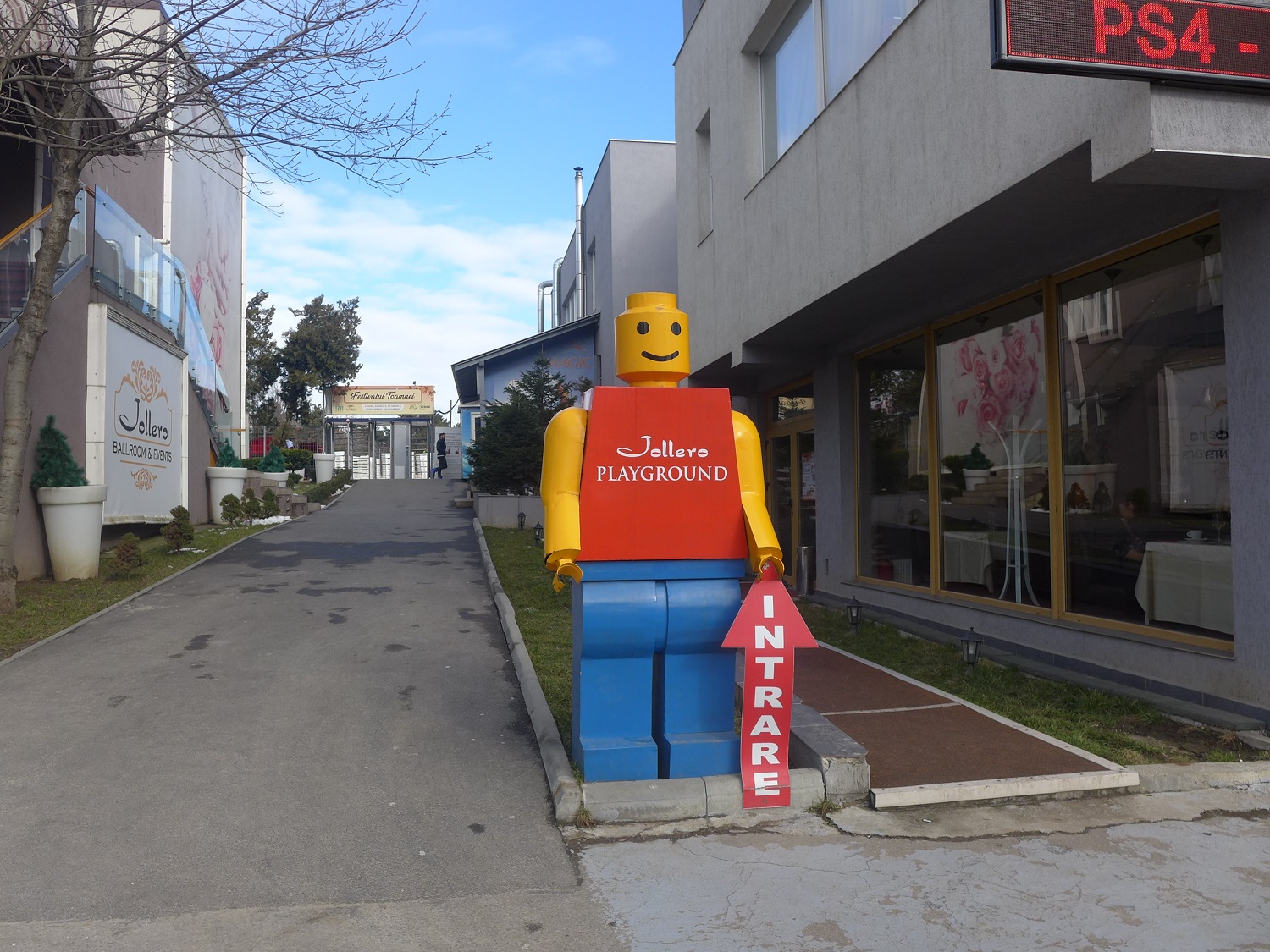 Lego géant devant une salle de jeux.