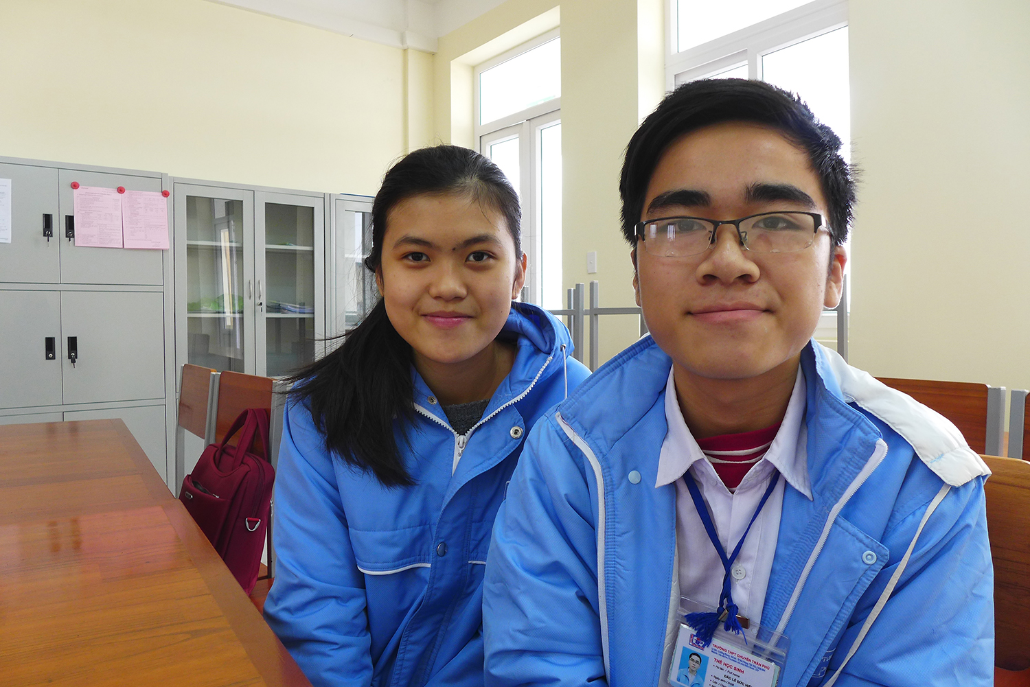 Ha et Hieu, élèves en seconde au lycée d’excellence d’Haiphong, mettent un peu plus de temps que leurs camarades pour aller en cours. Leurs parents les déposent au lycée.