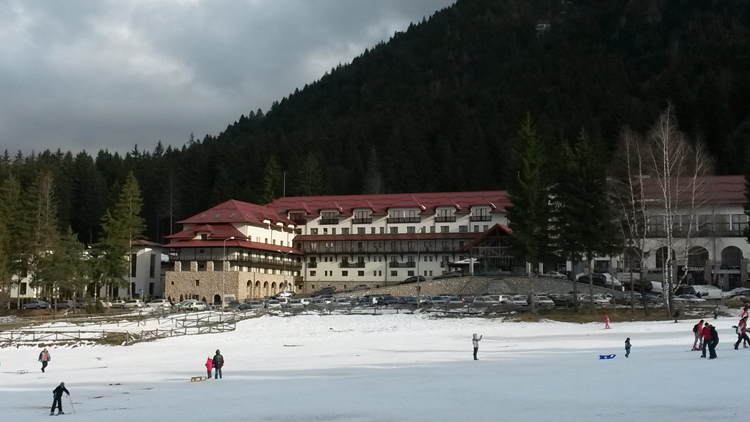 Un immense hôtel pour les touristes au pied des pistes