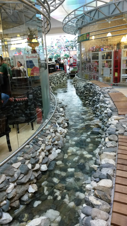 Oui, il y a une rivière entre les magasins