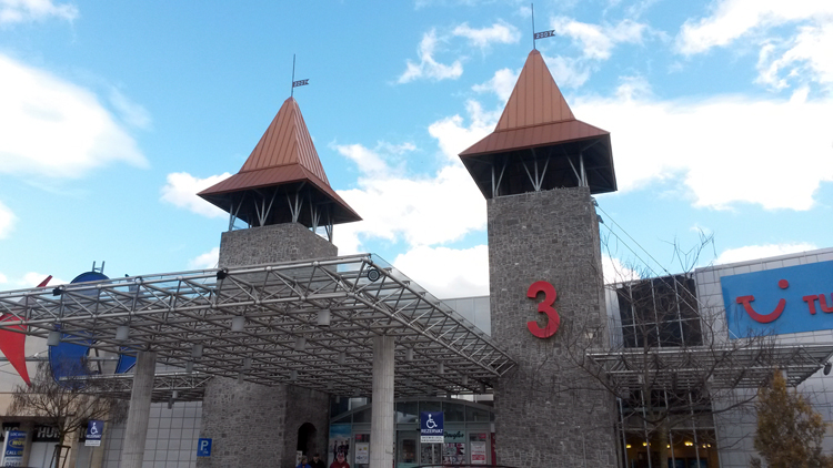 Chaque entrée possède deux tours façon château médiéval