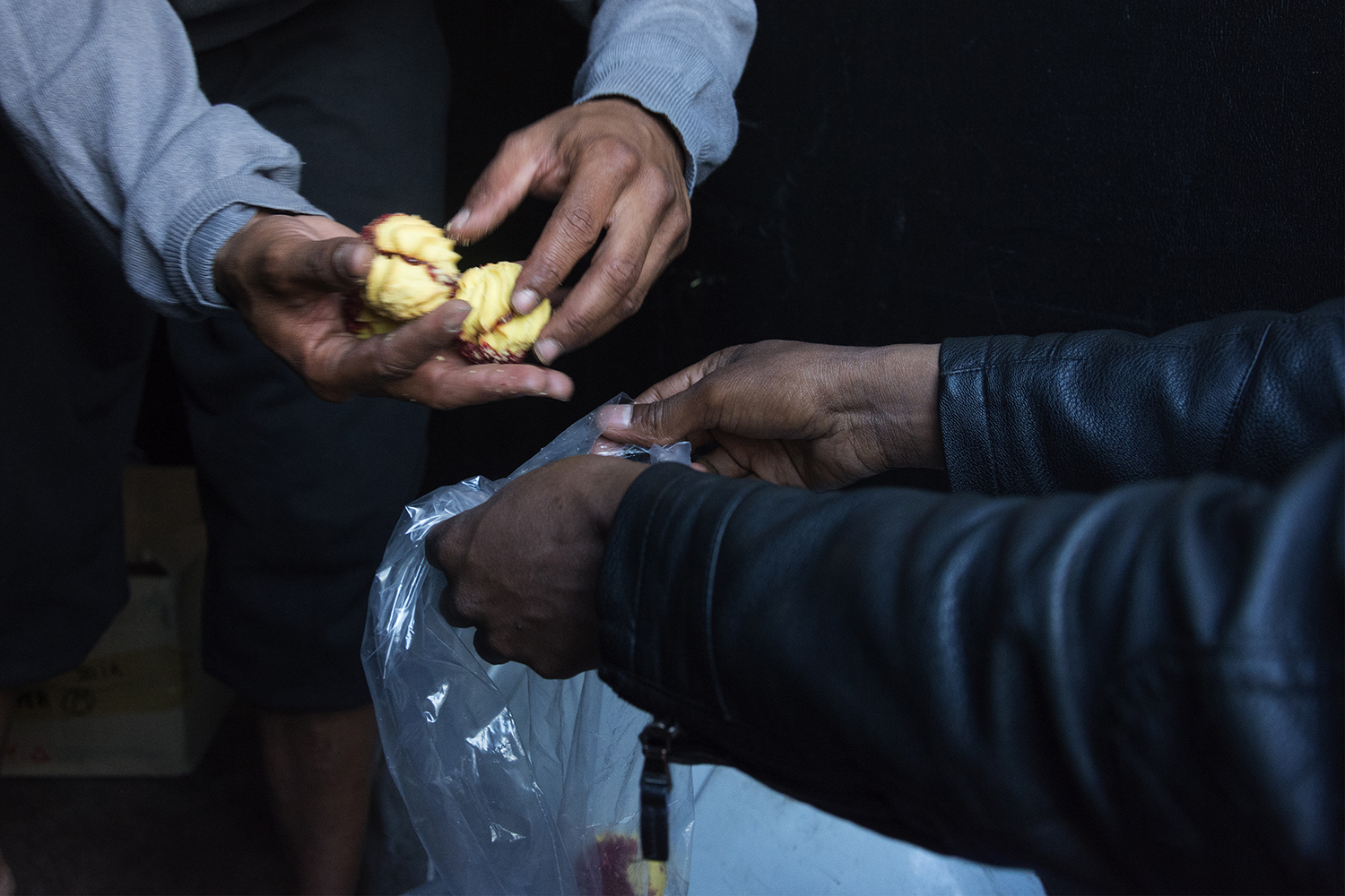 Photo issue du reportage réalisé en juin 2017 par Sidonie Hadoux à Calais : Pendant les maraudes, les bénévoles distribuent des repas aux exilés. 