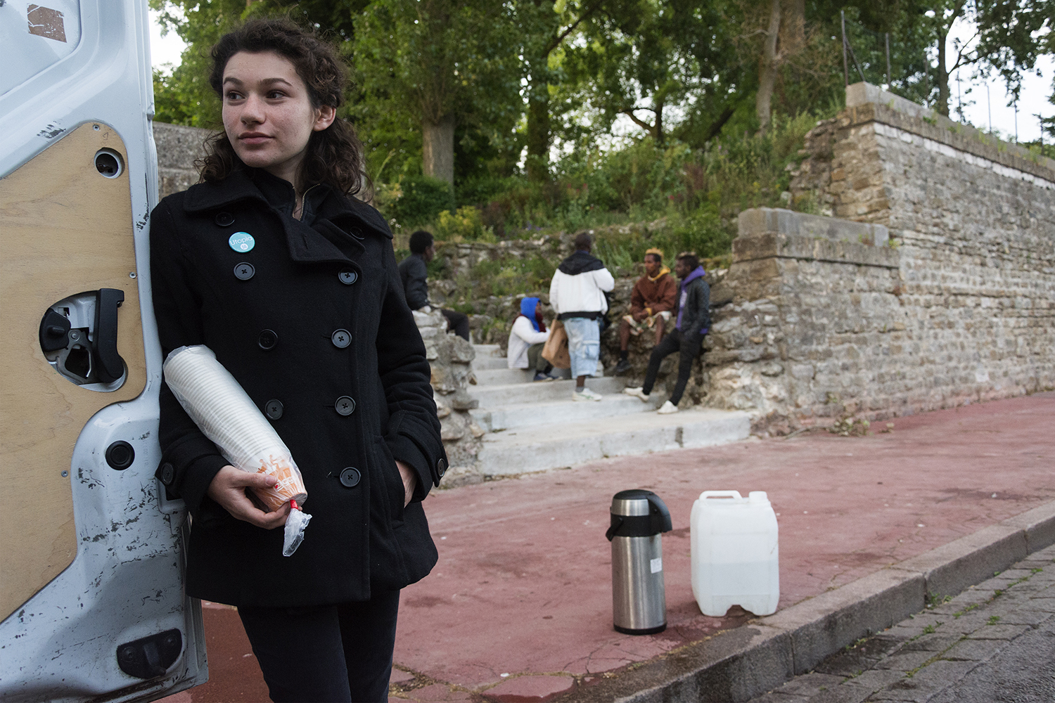 Photo issue du reportage réalisé en juin 2017 par Sidonie Hadoux à Calais : distribution d’eau à un groupe de jeunes mineurs isolés originaires d’Érythrée. 