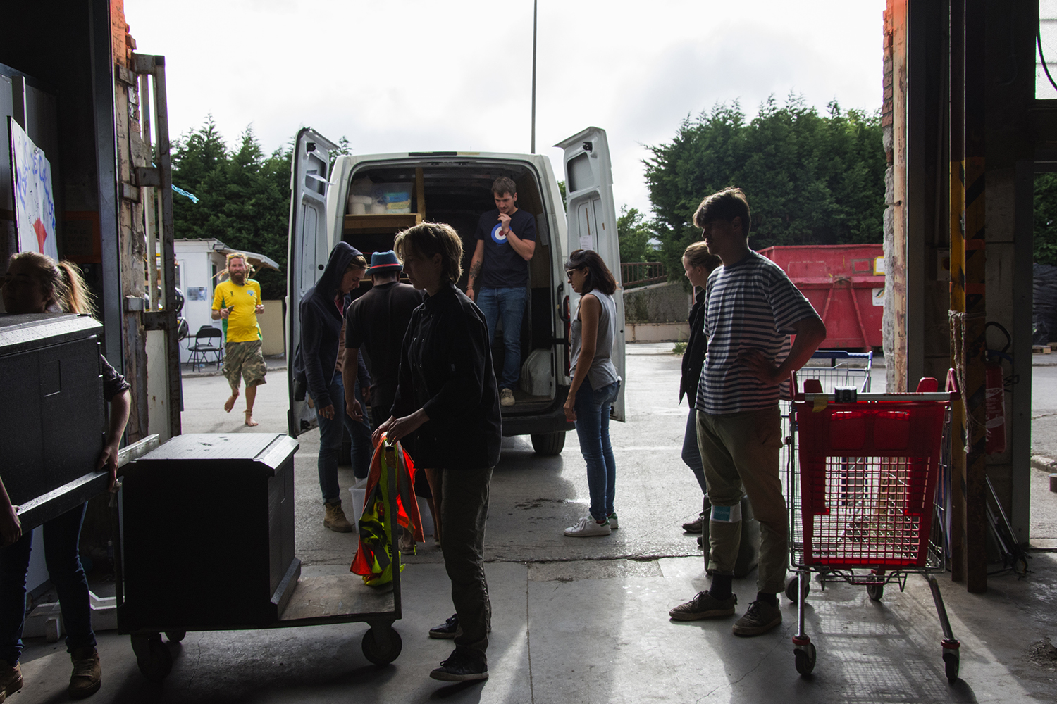 Photo issue du reportage réalisé en juin 2017 par Sidonie Hadoux : les bénévoles de l’auberge des migrants chargent le camion et se préparent pour la maraude du soir.