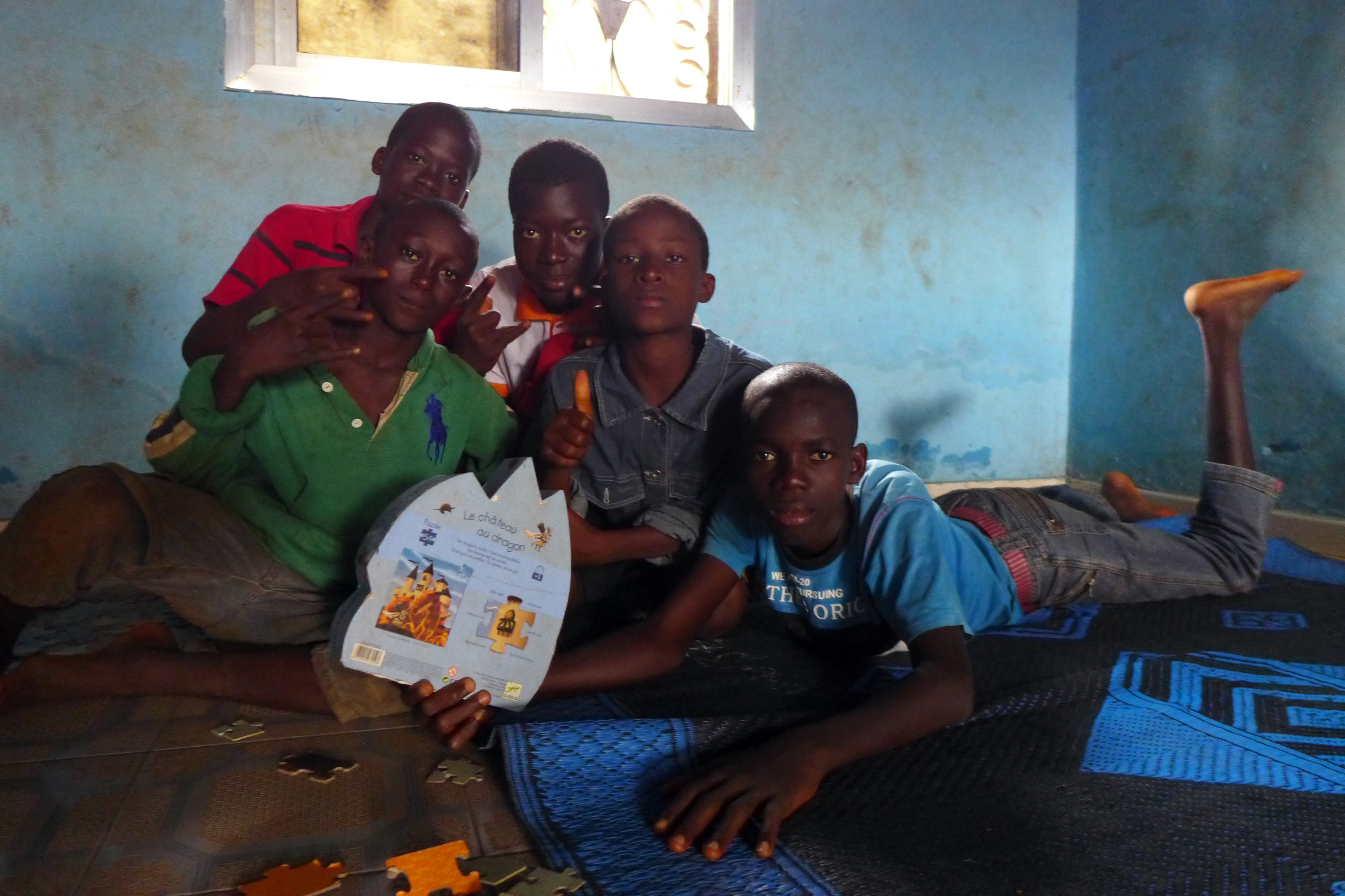 Sekou et Ousmane avec leurs amis du foyer de l’espoir.
