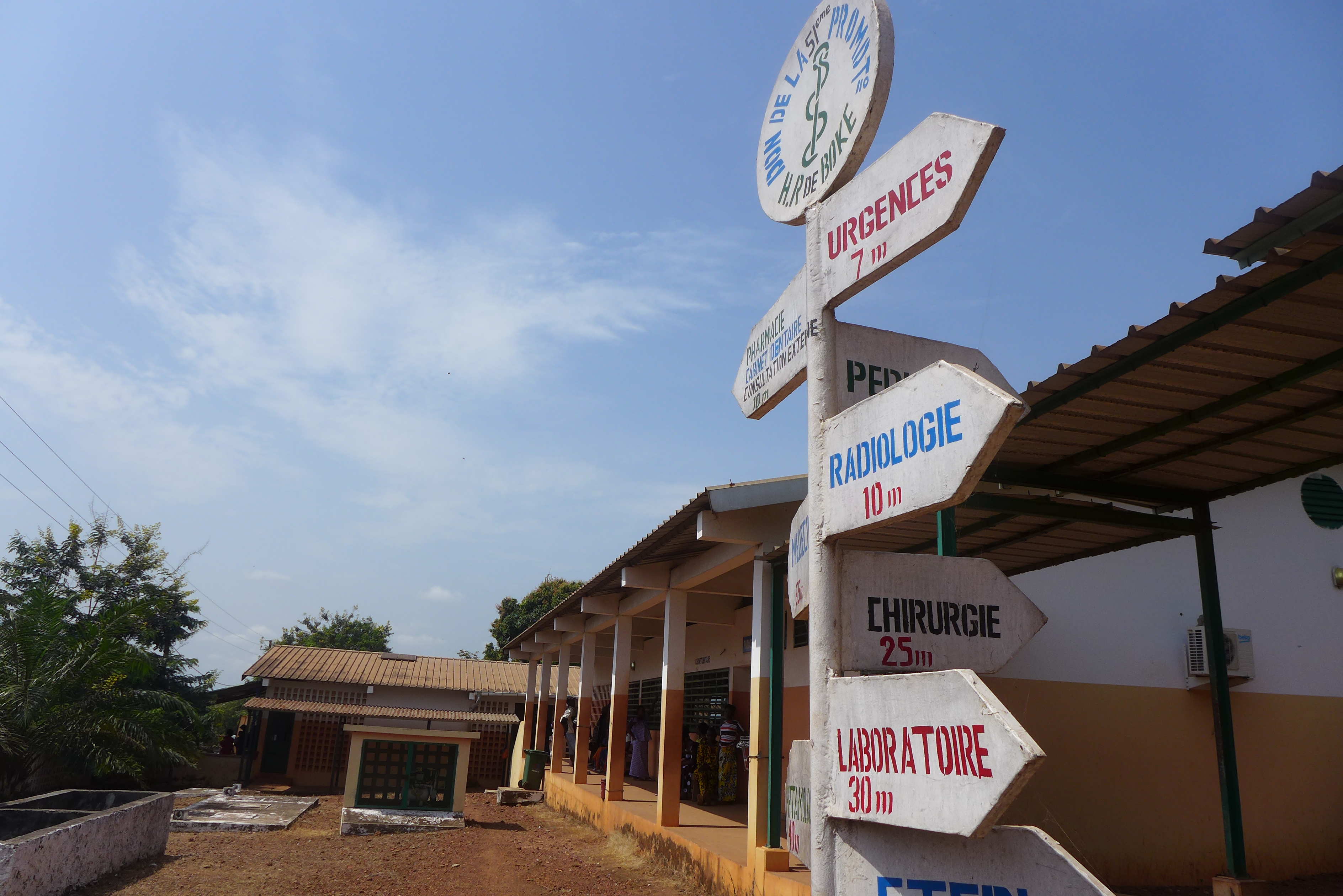 Panneaux indicateurs à l’entrée de l’hôpital régional de Boké.