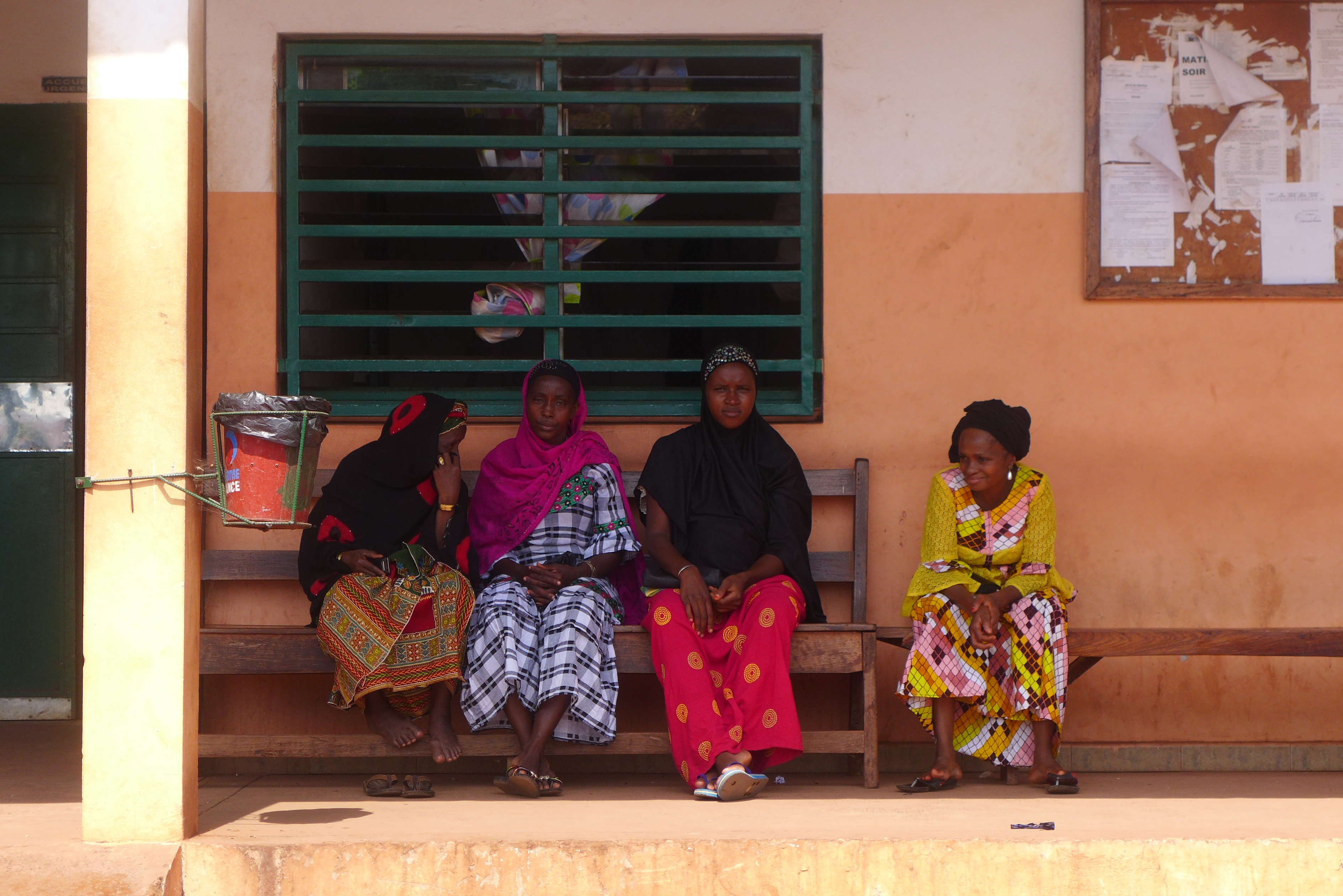 Patientes sous l’auvent de l’hôpital régional de Boké.