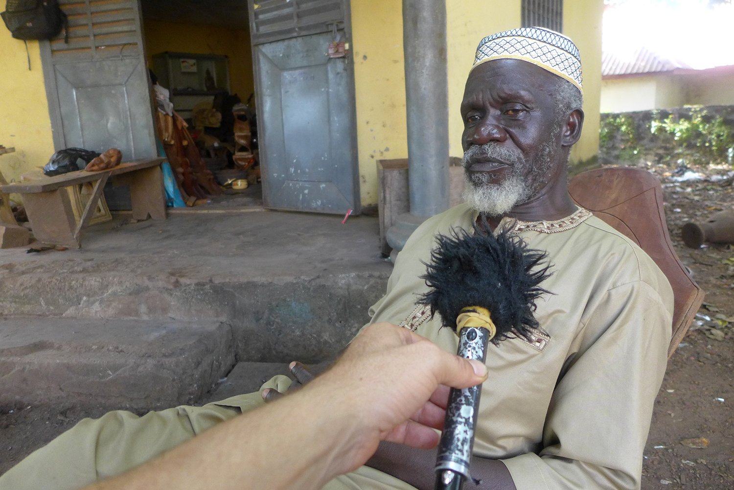 Mamadou Bailo TRAORÉ, conservateur à la retraite du musée du fortin de Boké au micro des globe-reporters.