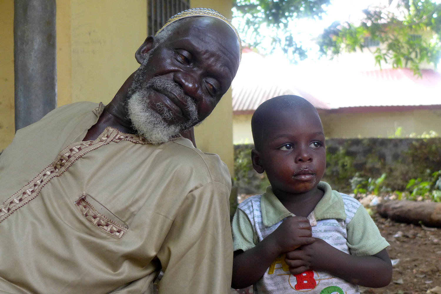 Mamadou Bailo TRAORÉ, conservateur à la retraite du musée du fortin de Boké avec un de ses nombreux petits-enfants.