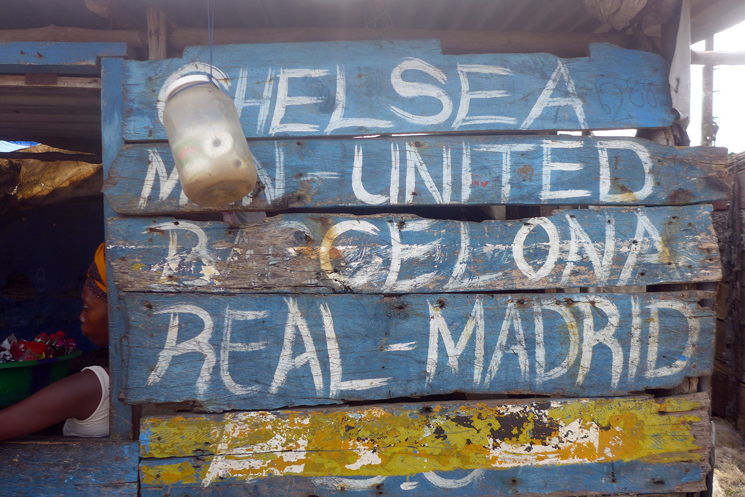 Le nom des grands clubs européens peints sur la devanture d’un maquis (bar) dans le port de pêche de Koukoudé.