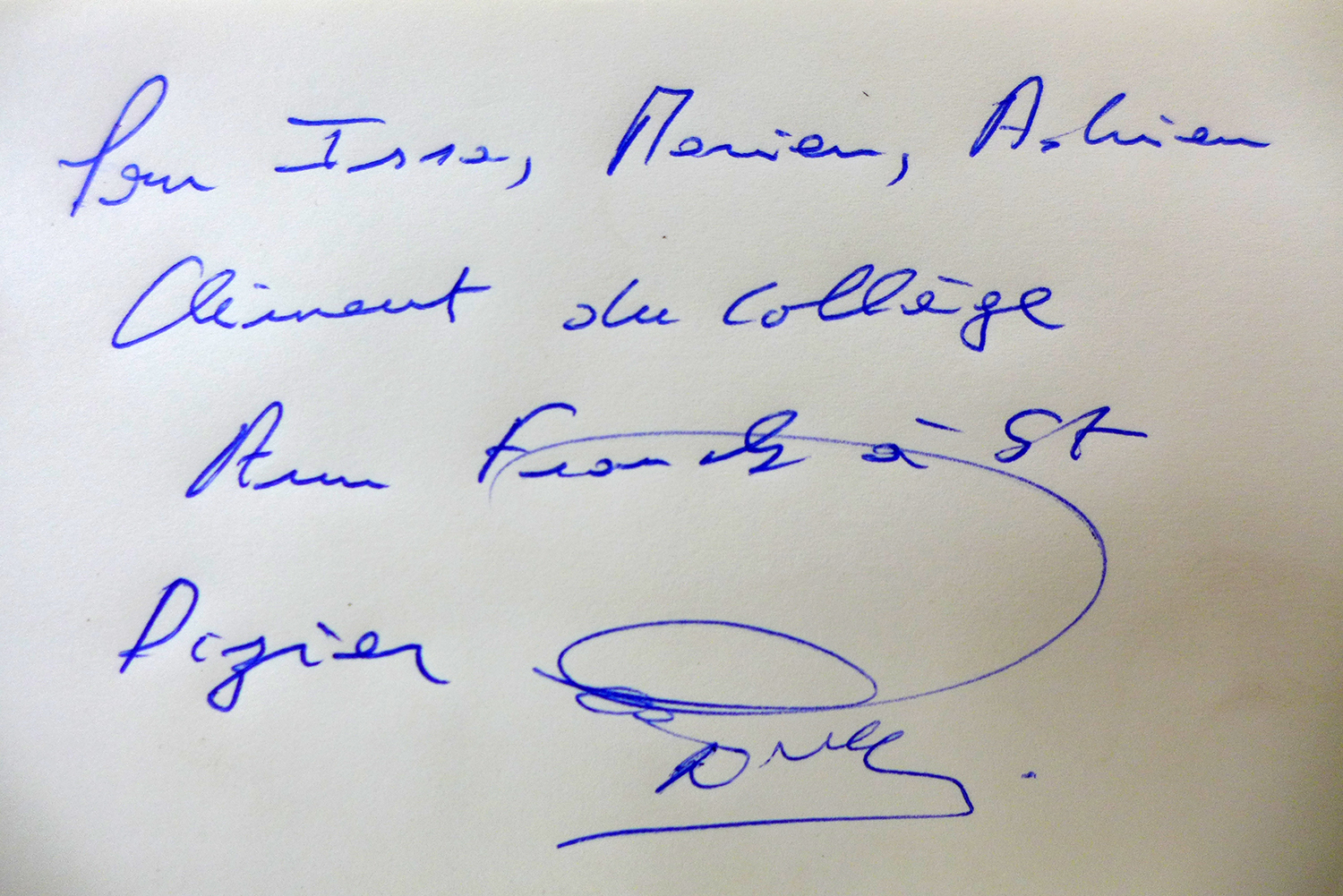 L’autographe de Paul Put, sélectionneur de l’équipe nationale de football, pour les élèves du collège Anne Franck à Saint-Dizier