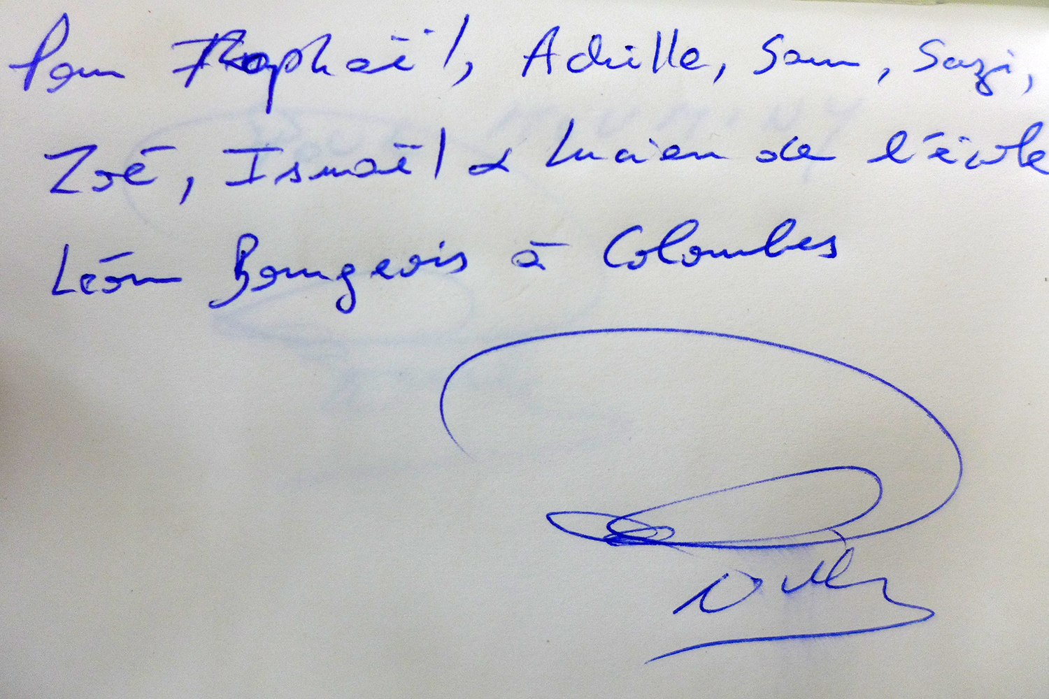 L’autographe de Paul Put, sélectionneur de l’équipe nationale de football, pour les élèves de l’école Léon Bourgeois à Colombes