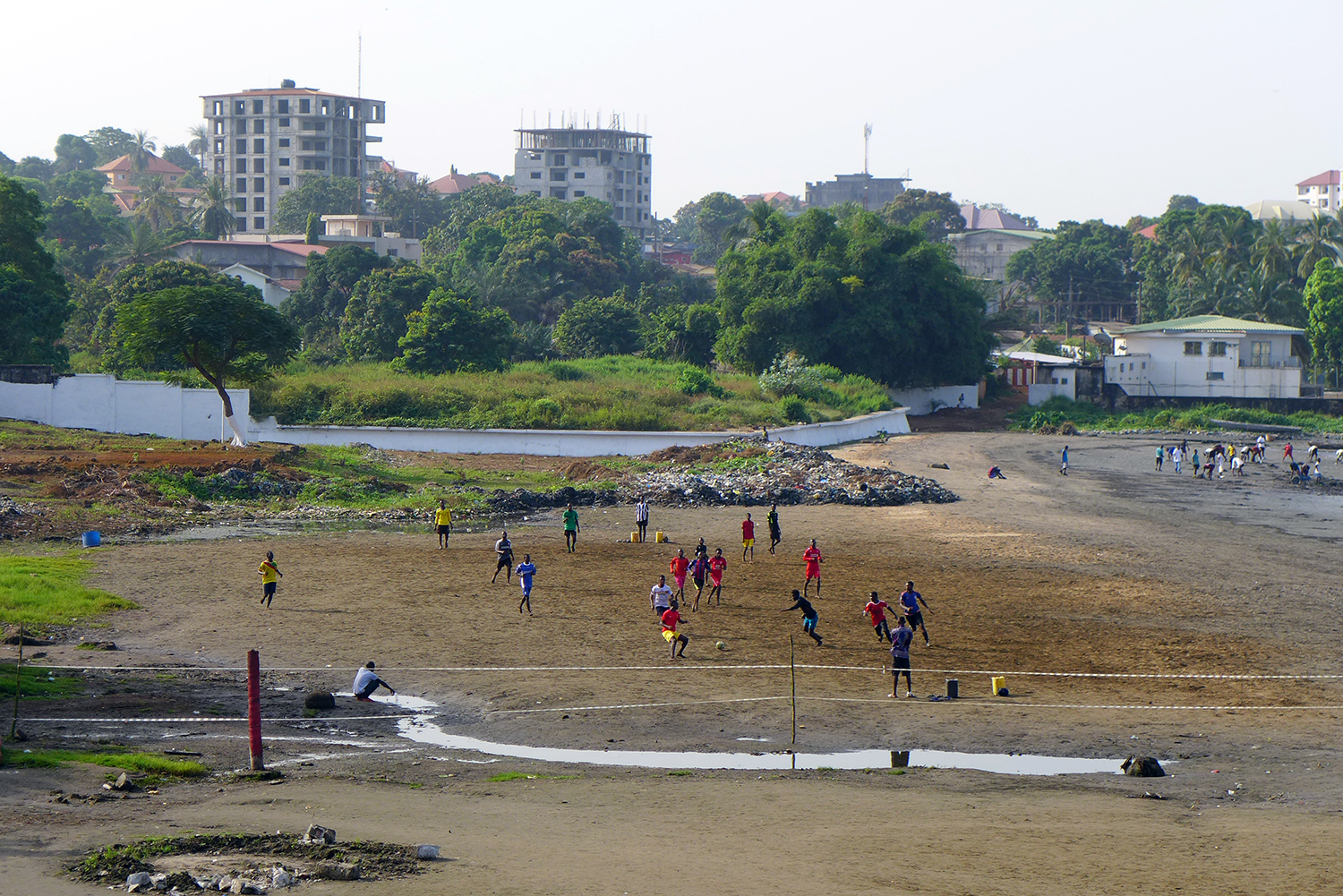 Footballeurs matinaux sur la plage de Ratoma.