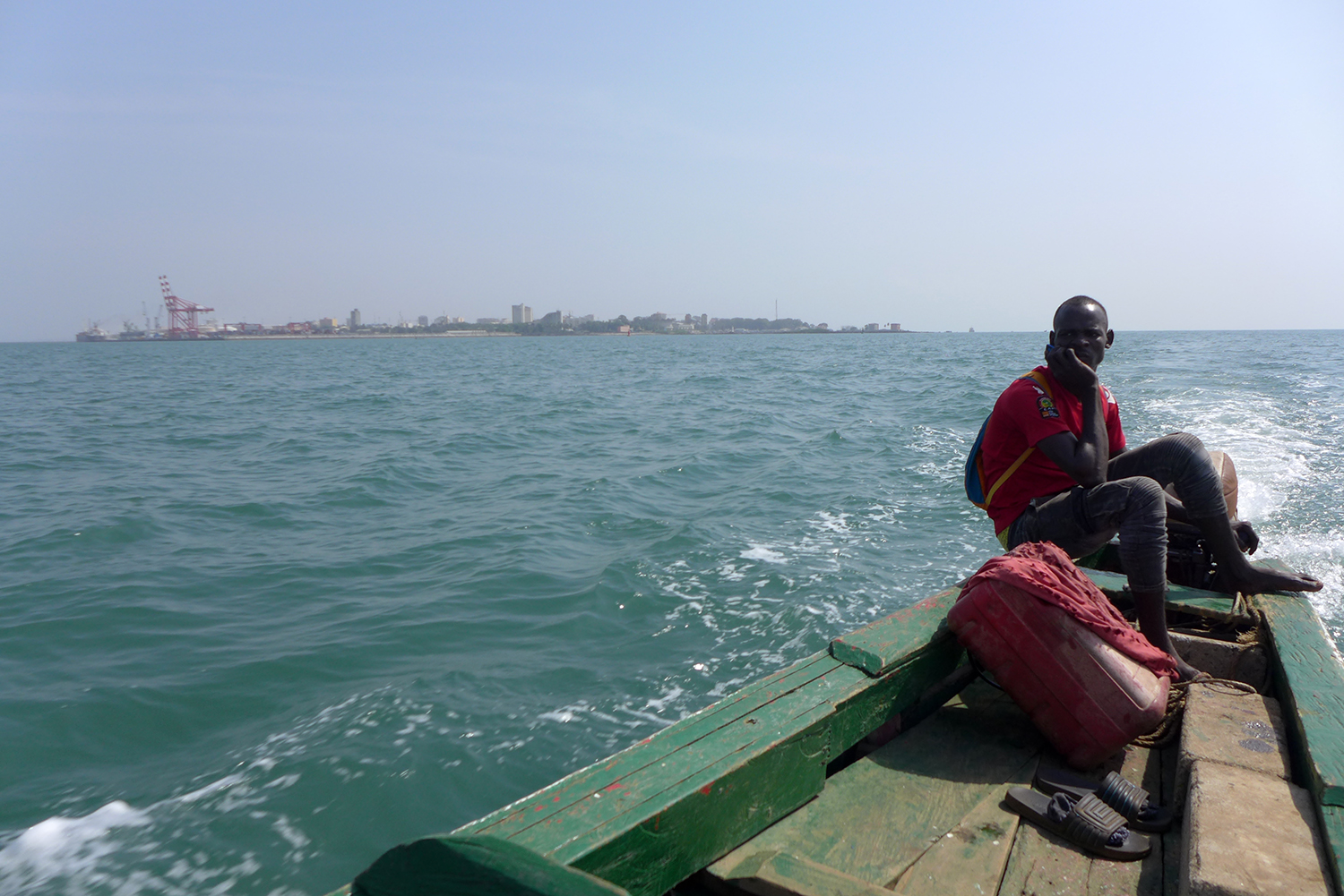 Navigation entre Conakry et les îles au large de la capitale.