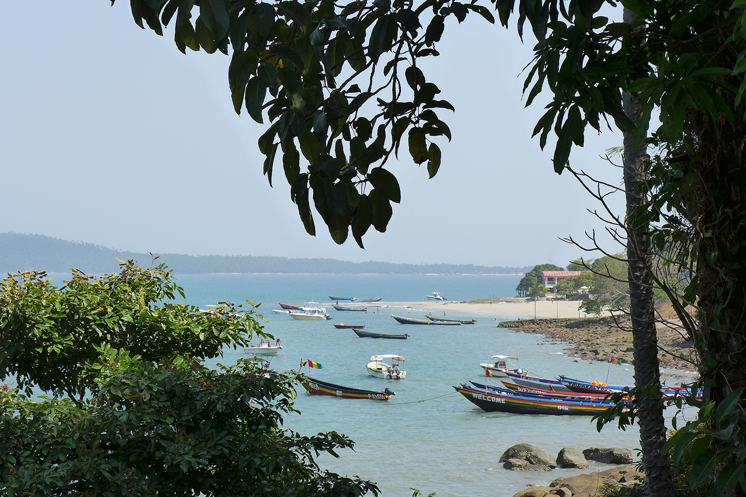 Le week-end, les îles sont le refuge des habitants de Conakry qui ont le moyen de se payer le voyage.