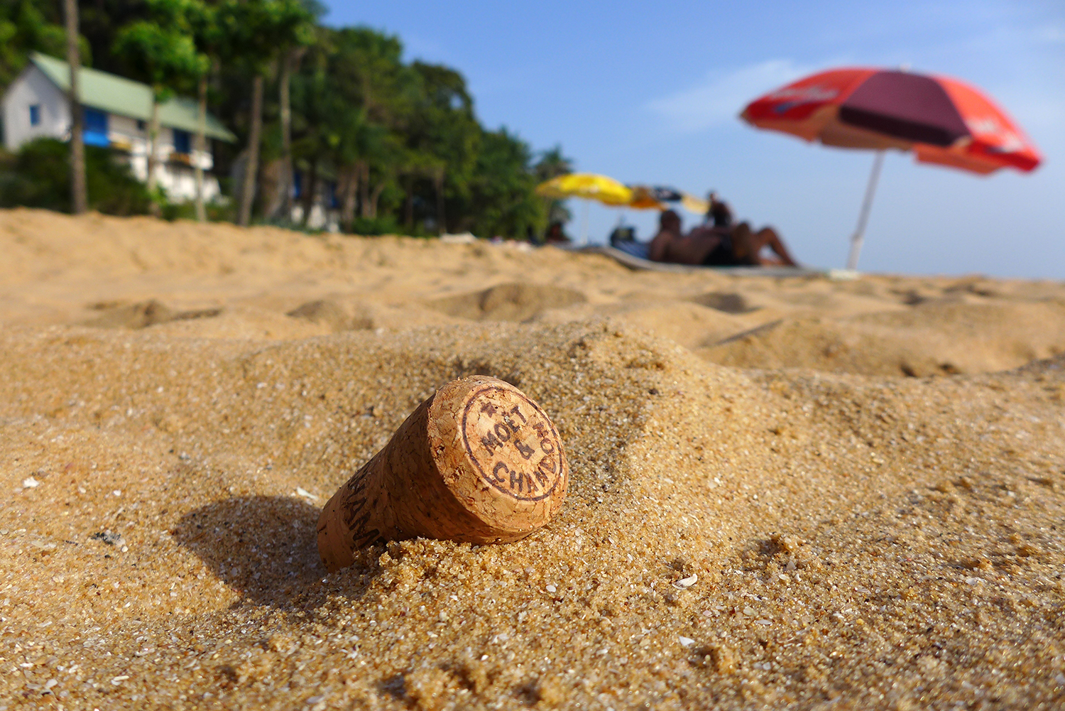 Ce bouchon de champagne sur la plage témoigne que les visiteurs de l’île sont fortunés.