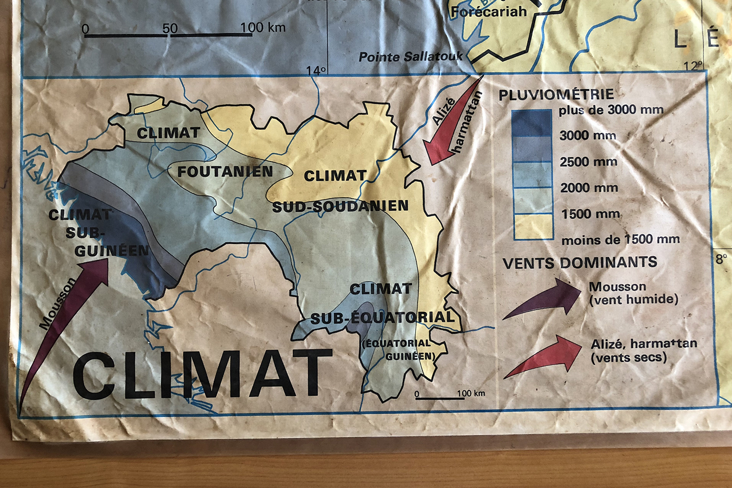 La carte des climats en Guinée sur la table de réunion des gardes forestiers des monts Nimba. 