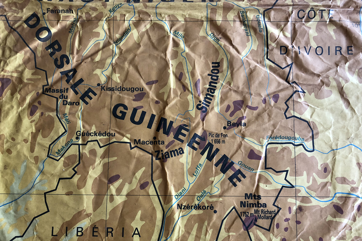 Le sud de la région de la Guinée forestière où nous nous sommes rendus sur la carte de la Guinée posée sur la table de réunion des gardes forestiers des monts Nimba.