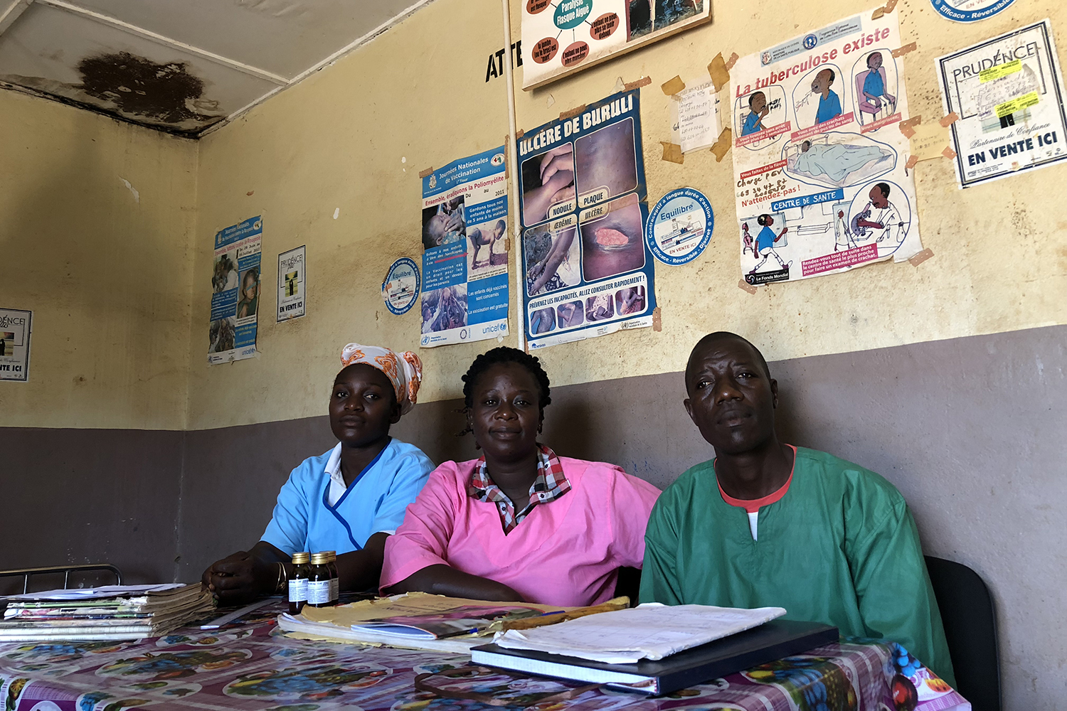 Koli GUEPOGUI et son équipe du centre de santé de Gbakoré. Au mur des campagnes de sensibilisation.