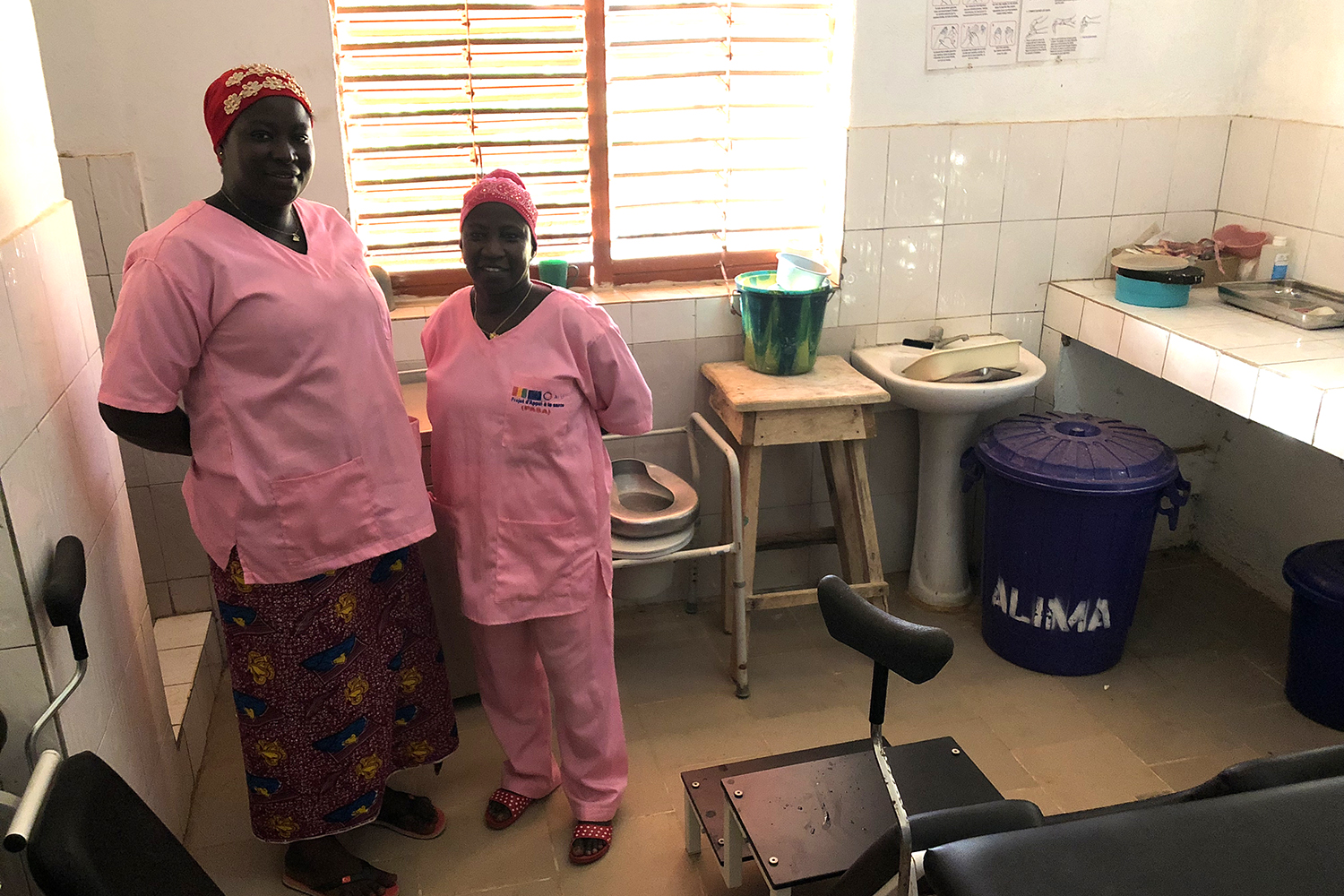 Les sages-femmes du centre de santé de N’Zo dans la salle d’accouchement.