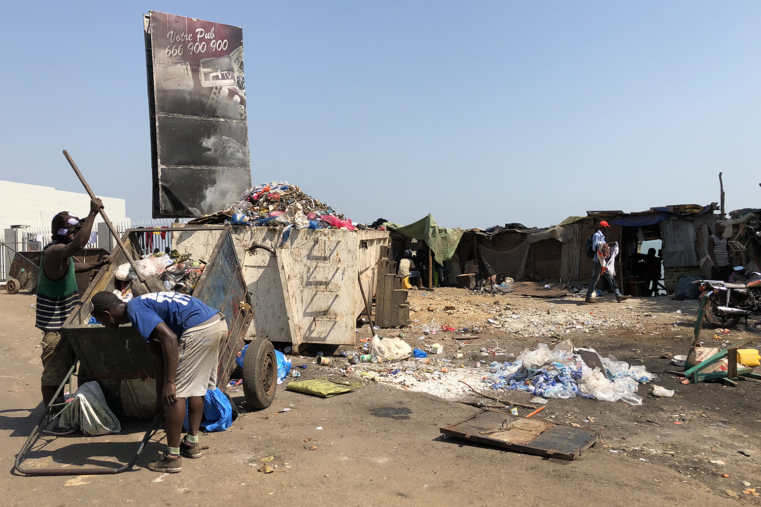 Sur la corniche de Conakry, des recycleurs fouillent une décharge pour récupérer du métal ou du plastique pour le revendre.